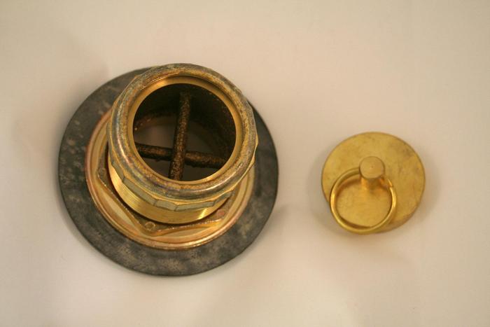 Prier 1 1/2" Brass Sinkwaste with Plug; Brass Finish